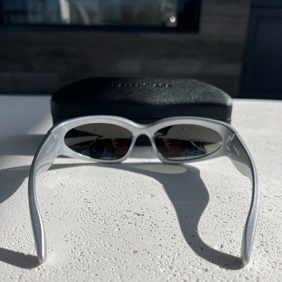 Balenciaga swift silver wrap around sunglasses. (SOLD OUT EVERYWHERE) - Picture 4 of 9